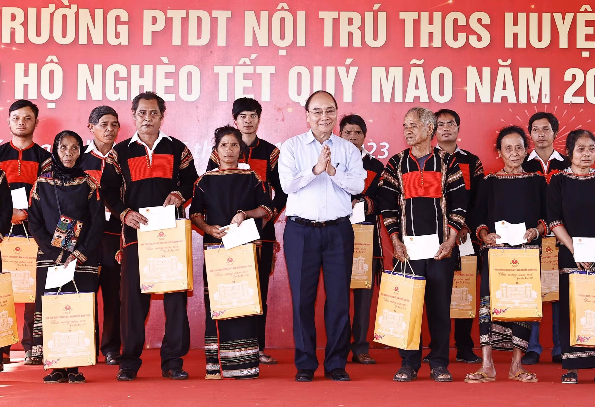 Chủ tịch nước Nguyễn Xuân Phúc thăm, tặng quà người có hoàn cảnh khó khăn tại Đắk Lắk ảnh 5