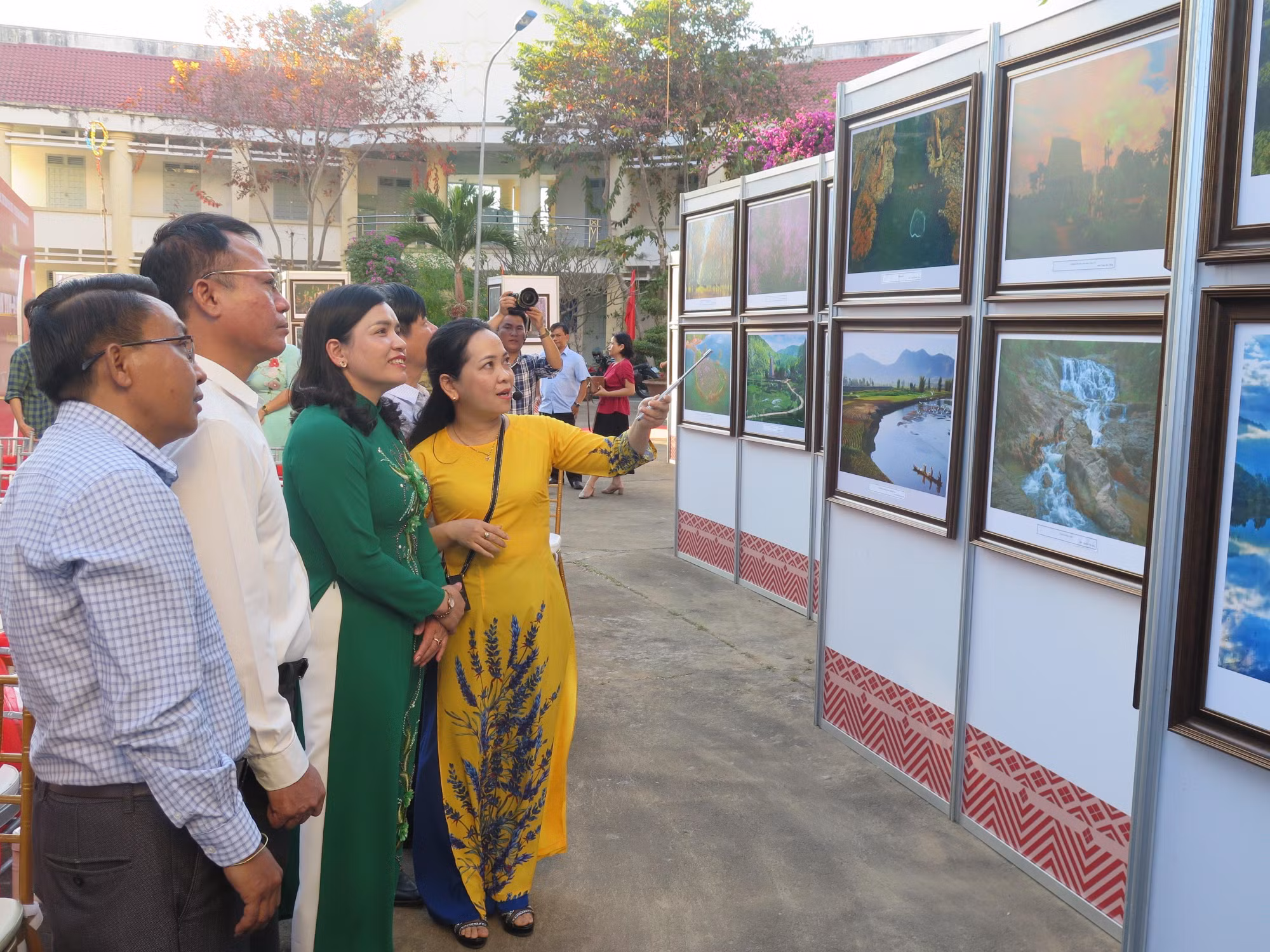 Khai mạc Triển lãm ảnh “Kon Tum – Đất và Người” ảnh 3