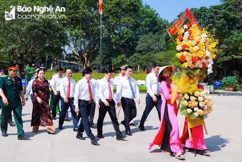 Kỷ niệm Ngày sinh Chủ tịch Hồ Chí Minh: Dâng hương tại Khu Di tích Quốc gia đặc biệt Kim Liên ảnh 1