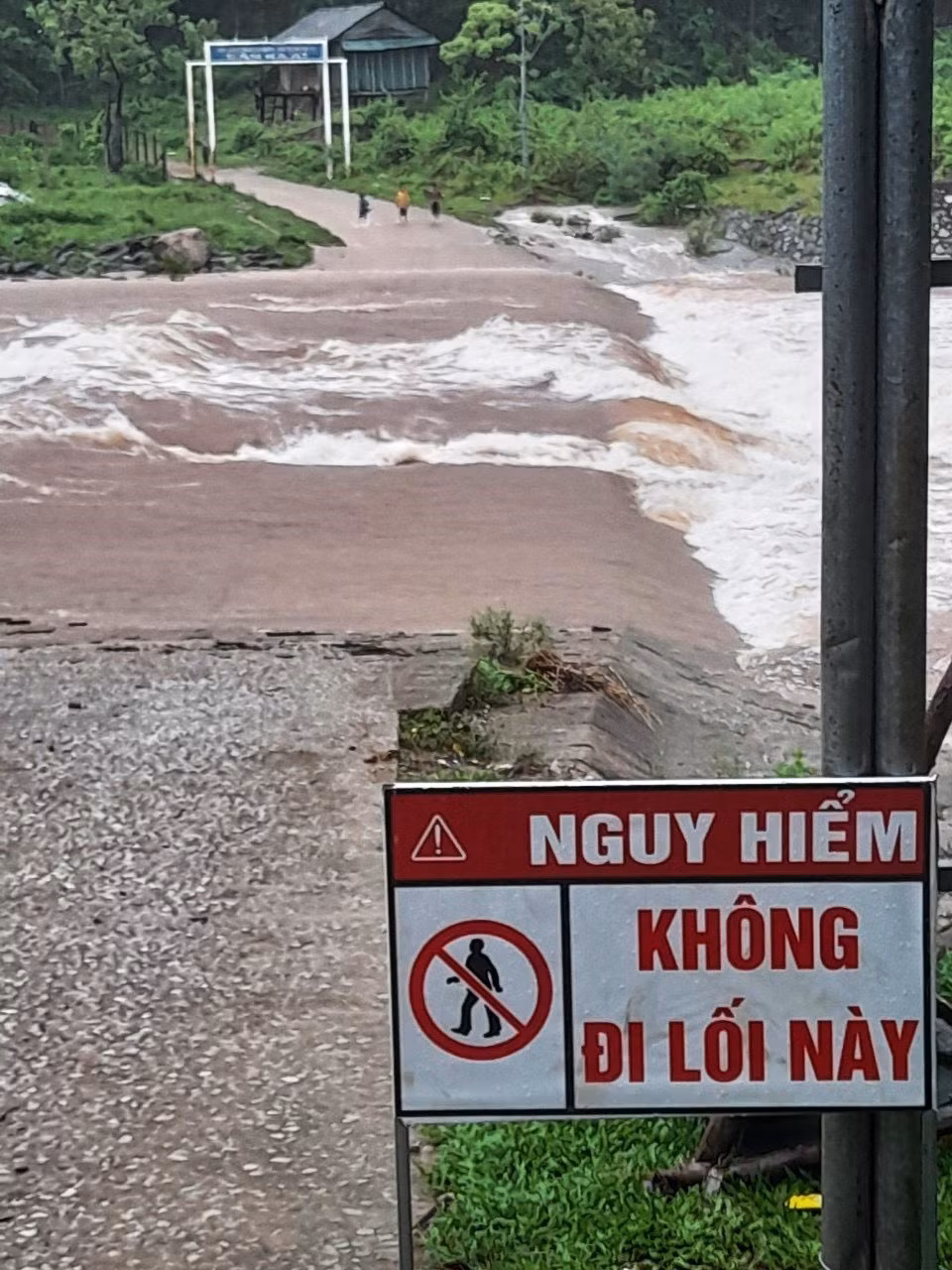 Nước lũ dâng gây ngập, chia cắt cục bộ thôn, bản khu vực biên giới tỉnh Quảng Bình ảnh 3