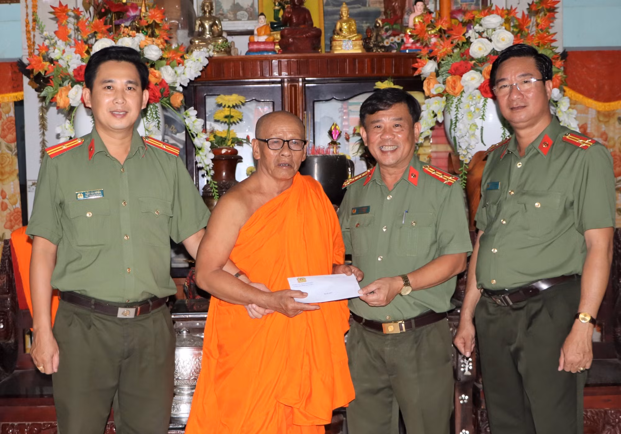 Bạc Liêu: Tặng quà cho đồng bào dân tộc Khmer nhân dịp Tết cổ truyền Chôl Chnăm Thmây 2023 ảnh 3