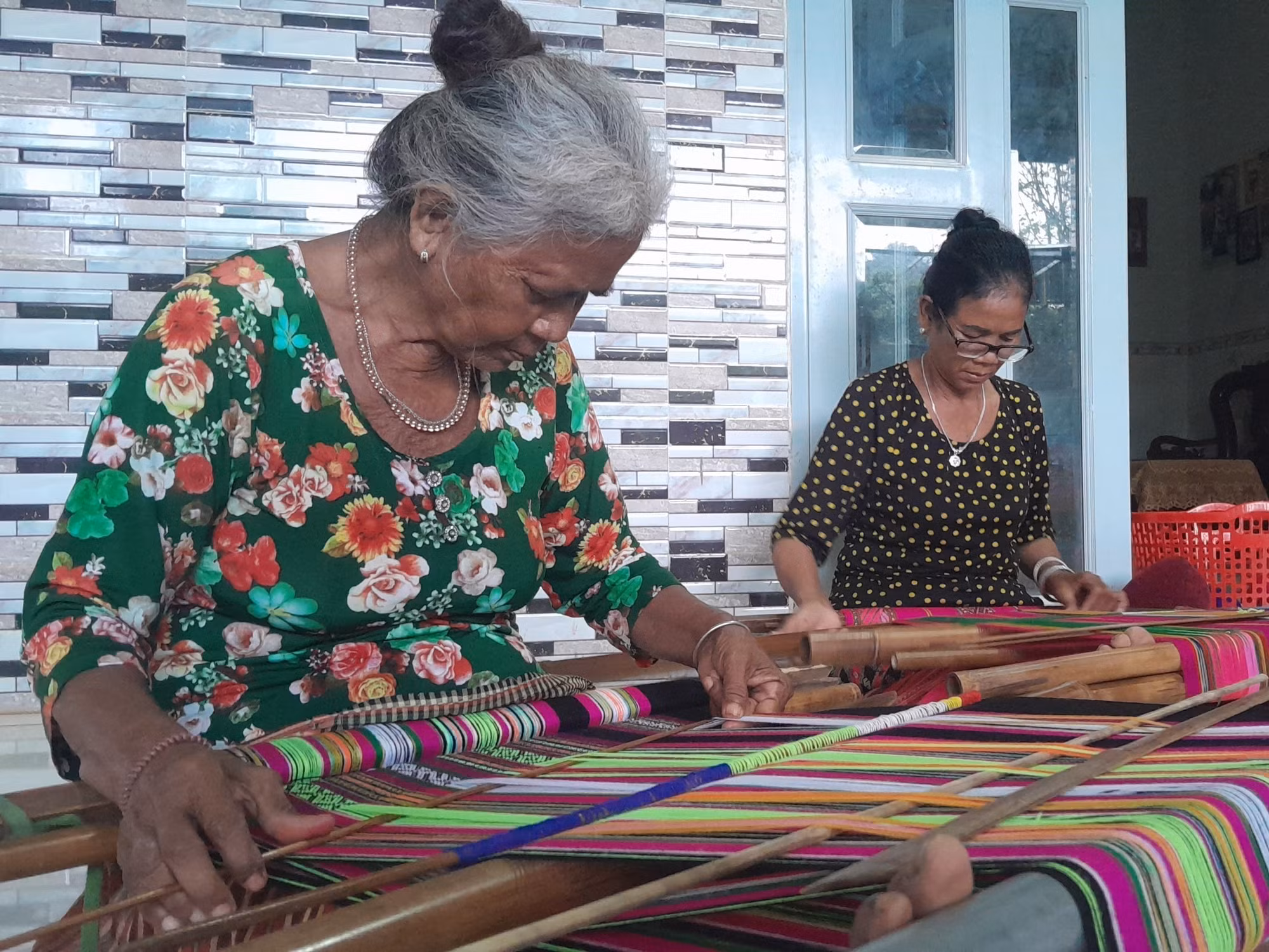 Những người "giữ lửa", gìn giữ nghề dệt thổ cẩm truyền thống của đồng bào dân tộc S’tiêng ảnh 1