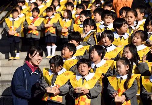 Trẻ em mầm non tham gia lễ hội ném đậu "Setsubun" tại Tokyo, Nhật Bản, ngày 3/2/2019. Ảnh: AFP/ TTXVN
