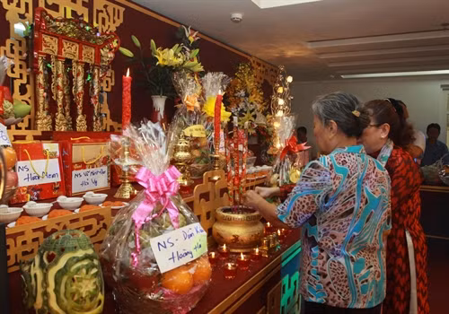 Các nghệ sĩ dâng hương tổ nghiệp ngành sân khấu. Ảnh: Phương Vy-TTXVN