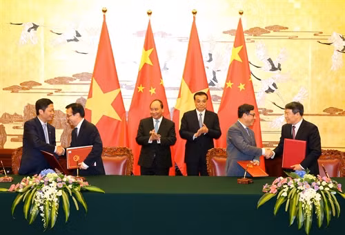 Thủ tướng Nguyễn Xuân Phúc và Thủ tướng Trung Quốc Lý Khắc Cường chứng kiến lễ ký các văn kiện hợp tác giữa hai nước. Ảnh: Thống Nhất – TTXVN