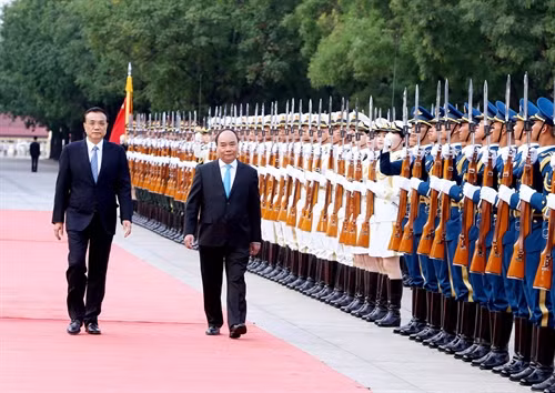 Thủ tướng Nguyễn Xuân Phúc và Thủ tướng Trung Quốc Lý Khắc Cường duyệt đội danh dự tại lễ đón. Ảnh: Thống Nhất – TTXVN