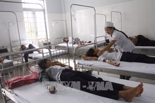 Các y, bác sỹ đang thăm khám, theo dõi học sinh nghi ngộ độc được điều trị tại trung tâm Y tế huyện Sa Thầy, tỉnh Kon Tum. Ảnh: Hồng Điệp – TTXVN