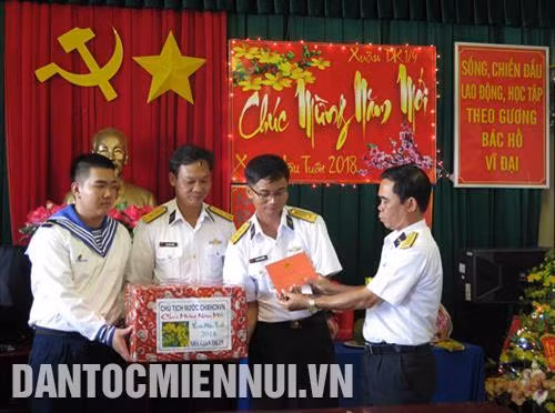 Đại tá Nguyễn Quốc Văn, Trưởng đoàn công tác số 1 trao tặng quà của Chủ tịch nước cho các chiến sĩ nhà giàn DK1/9