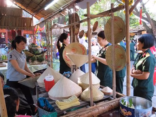 Tham quan, giao lưu với các nghệ nhân nghề truyền thống. Ảnh: Ánh Tuyết - TTXVN