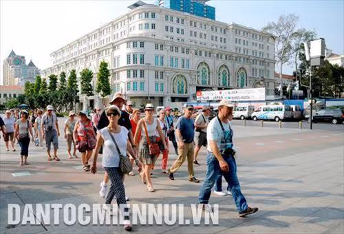 Du khách quốc tế tham quan phố đi bộ Nguyễn Huệ (TP.HCM). Ảnh: Phúc Thanh