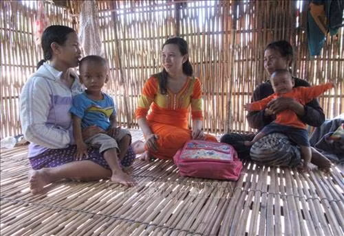 Cô Chamaléa Thị Khuyên đến tận nhà thăm hỏi, vận động phụ huynh cho con em đến lớp. Ảnh: Nguyễn Thành – TTXVN