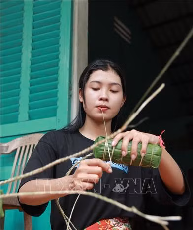 Bánh Tét được gói bằng tay để làm lễ cúng tổ tiên của đồng bào Khmer Nam bộ. Ảnh: Chanh Đa – TTXVN