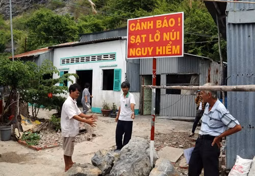 Khu vực cảnh báo sạt lở đá nguy hiểm dưới chân núi Ba Hòn