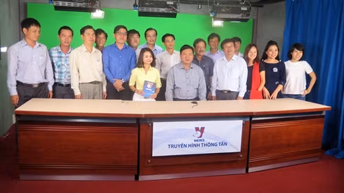 Đồng chí Đinh La Thăng thăm phòng kỹ thuật, Chi nhánh Truyền hình Thông tấn tại TP HCM