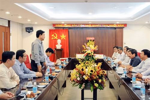 Bí thư Thành ủy TP. Hồ Chí Minh Đinh La Thăng phát biểu chúc mừng cán bộ, phóng viên cơ quan TTXVN khu vực phía Nam. Ảnh: An Hiếu-TTXVN
