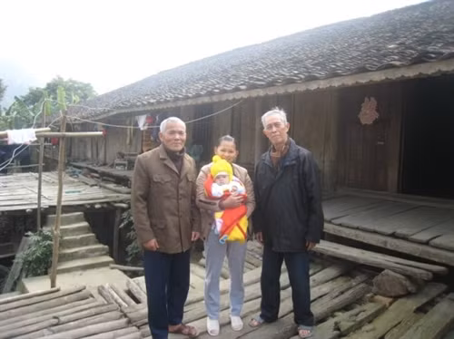 Nhà sàn 9 gian gia tộc ông Nông Hải Dương (người đứng bên trái) hiện nay có 4 thế hệ chung sống