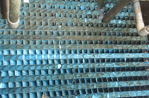 Tấm lắng lamella với các lỗ nghiêng 60 độ phát huy hiệu quả trong việc lọc và lắng cặn kết tủa.