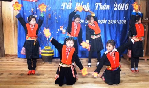 Múa mừng Đảng, mừng Xuân của trẻ em dân tộc Dao đỏ tại xã Ngọc Động (Thông Nông). Ảnh: Thu Hương