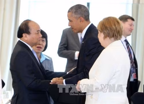 Thủ tướng Nguyễn Xuân Phúc và Tổng thống Hoa Kỳ Barack Obama, Thủ tướng Đức Angela Merkel tại hội nghị. Ảnh: Thống Nhất/TTXVN