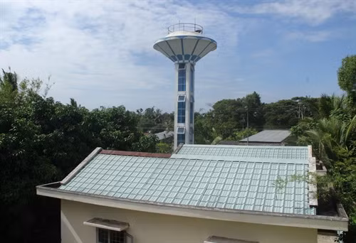 Nước sạch sau khi lọc và lắng được dự trữ trên thủy đài để cung cấp cho người dân nông thôn.