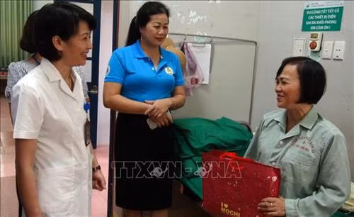 Chương trình trao nhiều suất quà tặng cho người bệnh có hoàn cảnh khó khăn, bệnh nhân nặng đang điều trị tại bệnh viện. Ảnh: Diệp Anh - TTXVN