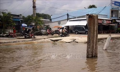 Công trình chống sạt lở cho khu vực chợ Đất Mũi đã bị sạt lở. Ảnh: Huỳnh Thế Anh - TTXVN