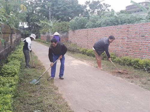 Người dân thôn Khê Thượng, xã Việt Dân, TX Đông Triều dọn dẹp ngõ xóm. Ảnh : baoquangninh.com.vn