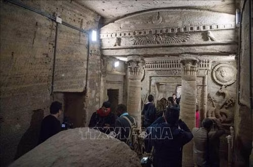 Bên trong khu hầm mộ cổ Kom al-Shoqafa ở Alexandria, phía bắc Ai Cập, ngày 3/3/2019. Ảnh: THX/ TTXVN