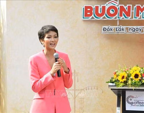 Top 5 Hoa hậu Hoàn vũ thế giới năm 2018 H'Hen Niê phát biểu tại lễ khai trương. Ảnh: Tuấn Anh - TTXVN