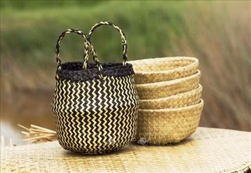 Sản phẩm thủ công mỹ nghệ làm từ cỏ bàng. Ảnh: Hồng Đạt - TTXVN