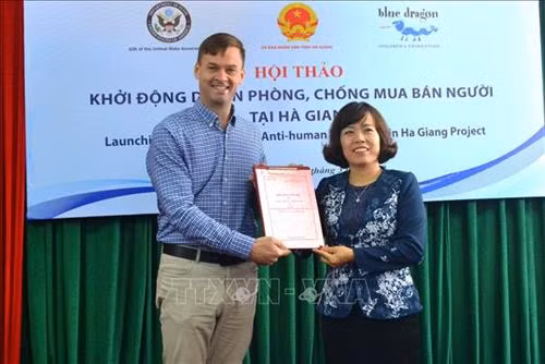 Lãnh đạo Sở Ngoại vụ Hà Giang trao Biên bản ghi nhớ thực hiện dự án “Phòng, chống múa bán người” tại Hà Giang giữa UBND tỉnh Hà Giang và Tổ chức BDCF. Ảnh: Thu Phương-TTXVN