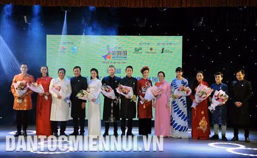Ban tổ chức tặng hoa cho các nghệ sỹ đồng hành xuyên suốt với vai trò đại sứ hình ảnh Lễ hội Áo dài Thành phố Hồ Chí Minh 2018