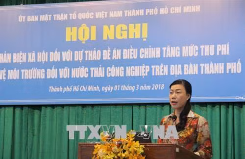 Bà Triệu Lệ Khánh, Phó Chủ tịch Ủy ban Mặt trận Tổ quốc Việt Nam Thành phố Hồ Chí Minh phát biểu tại hội nghị. Ảnh: Xuân Dự - TTXVN