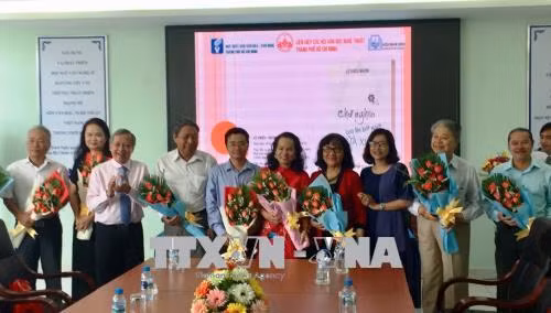 Đại diện Liên hiệp các Hội văn học nghệ thuật thành phố và Nhà xuất bản Văn hóa nghệ thuật tặng hoa cho các tác giả. Ảnh: Gia Thuận – TTXVN