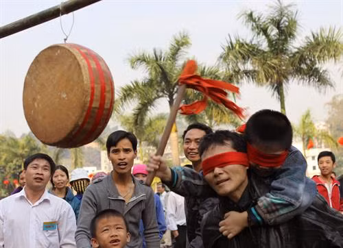 Trò chơi" Bịt mắt đánh trống ". Ảnh: Anh Tuấn - TTXVN.