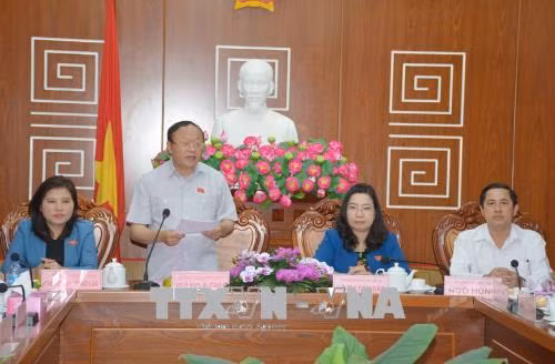 Ông Giàng A Chu, Phó Chủ tịch Hội đồng Dân tộc của Quốc hội phát biểu tại buổi làm việc với Ủy ban nhân dân tỉnh Sóc Trăng về “Tình hình thực hiện chính sách, pháp luật về hỗ trợ phát triển giáo dục vùng dân tộc thiểu số, miền núi giai đoạn 2010 – 2017”. Ảnh: Hoài Thu – TTXVN.