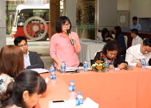 Đại biểu góp ý vào dự thảo Nghị định quy định về “Gia đình văn hóa”, “Khu dân cư văn hóa” tại hội thảo. Ảnh: Thanh Tùng-TTXVN