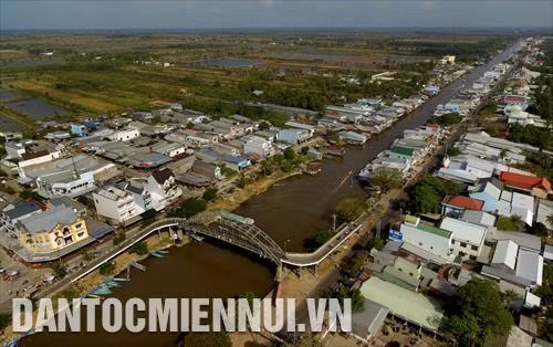 Người dân địa phương cho biết, trước đây vùng này không nhiều kênh rạch như bây giờ. Thời Pháp thuộc, để khai phá vùng đất hoang vu này, cứ cách hai, ba cây số, người ta đào một con kênh đổ ra biển để tháo úng, tiêu phèn, lần lượt đặt tên từ Thứ Một tới Thứ Mười Một. Trong ảnh: Toàn cảnh thị trấn Thứ Mười Một, thị trấn huyện lỵ của huyện An Minh, địa bàn cuối cùng của vùng bãi ngang Miệt Thứ (Kiên Giang), tiếp giáp với tỉnh Cà Mau