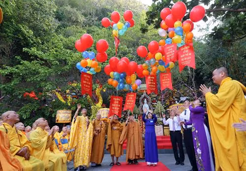 Nghi thức rước Đức Bồ Tát Quán Thế Âm tại lễ chính. Ảnh: Trần Lê Lâm - TTXVN Thả bóng bay cầu nguyện hòa bình tại buổi lễ. Ảnh: Trần Lê Lâm - TTXVN Múa dâng hoa tại buổi lễ chính Lễ hội Quán Thế Âm 2018. Ảnh: Trần Lê Lâm - TTXVN Các đoàn đại biểu tham dự nghi thức chính tại Lễ hội Quán Thế Âm 2018. Ảnh: Trần Lê Lâm - TTXVN Các đoàn rước tại nghi lễ chính thức. Ảnh: Trần Lê Lâm - TTXVN Quang cảnh nghi lễ chính thức tại lễ hội. Ảnh: Trần Lê Lâm - TTXVN Các đoàn rước tại nghi lễ chính thức. Ảnh: Trần Lê Lâm - TTXVN Các đoàn rước tại nghi lễ chính thức. Ảnh: Trần Lê Lâm - TTXVN Biểu diễn nghệ thuật Phật giáo tại buổi lễ. Ảnh: Trần Lê Lâm - TTXVN