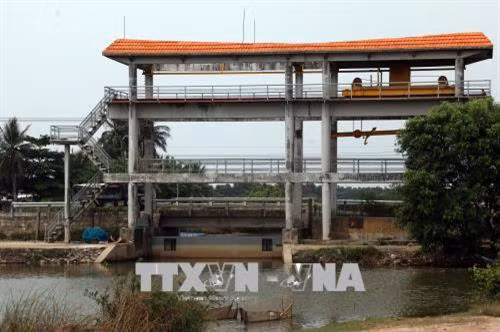 Cống ngăn mặn trên địa bàn ven đê biển huyện Hòn Đất đã được đóng để ngăn mặn, giữ ngọt phục vụ sản xuất. Ảnh: Lê Sen - TTXVN