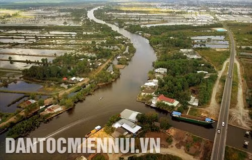 Kênh xáng Xẻo Rô rộng khoảng 100m, dài hơn 30Km nối sông Trẹm (Cà Mau) và sông Cái Lớn (Kiên Giang) song hành với Quốc lộ 63 cắt qua Miệt Thứ, nhìn từ địa phận tỉnh Cà Mau