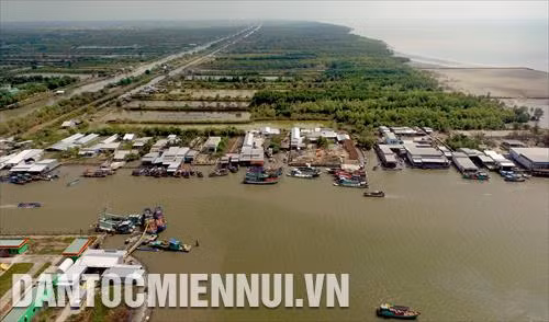 Toàn cảnh cảng cá Xẻo Nhàu (xã Tân Thạnh) và vùng bãi ngang ven biển huyện An Minh (Kiên Giang)