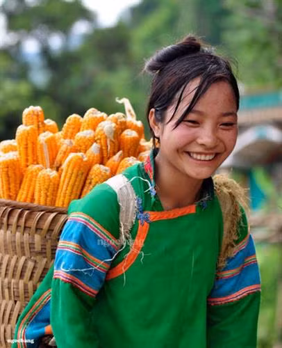 Phụ nữ dân tộc Phù Lá nô nức đi chợ mua thực phẩm dự trữ cho những Ngày Tết