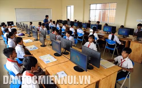Giờ học tin học của học sinh Trường Phổ thông Dân tộc nội trú THCS An Biên