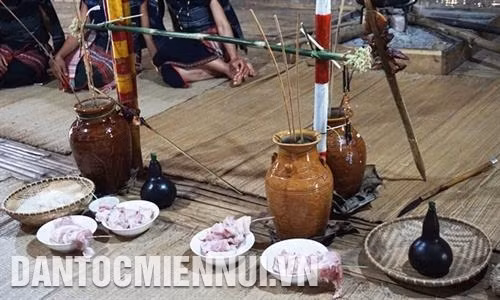 Các vật lễ trong lễ Tơ Mon của đồng bào Bahnar. Ảnh: Hoàng Hải
