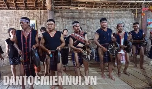 Dàn cồng chiêng đón chào gia đình người con nuôi. Ảnh: Hoàng Hải