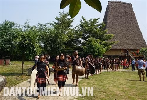 Đón con nuôi về nhà làm lễ. Ảnh: Hoàng Hải