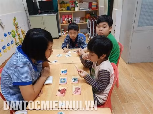 Dạy kiến thức cho trẻ tự kỷ và trẻ chậm phát triển trí tuệ nhận biết đồ vật xung quanh. Ảnh: Nhật An