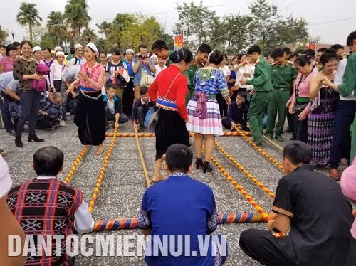 Đồng bào các dân tộc cùng vui trong Tuần "Đại đoàn kết các dân tộc" năm 2017. Ảnh: Nam Sương