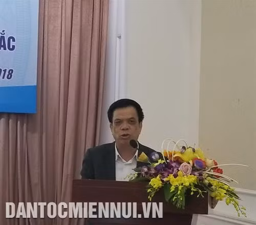 PGS. TS Nguyễn Tất Viễn, báo cáo viên pháp luật Trung ương trình bầy tại Hội nghị. Ảnh: Hoàng Tâm